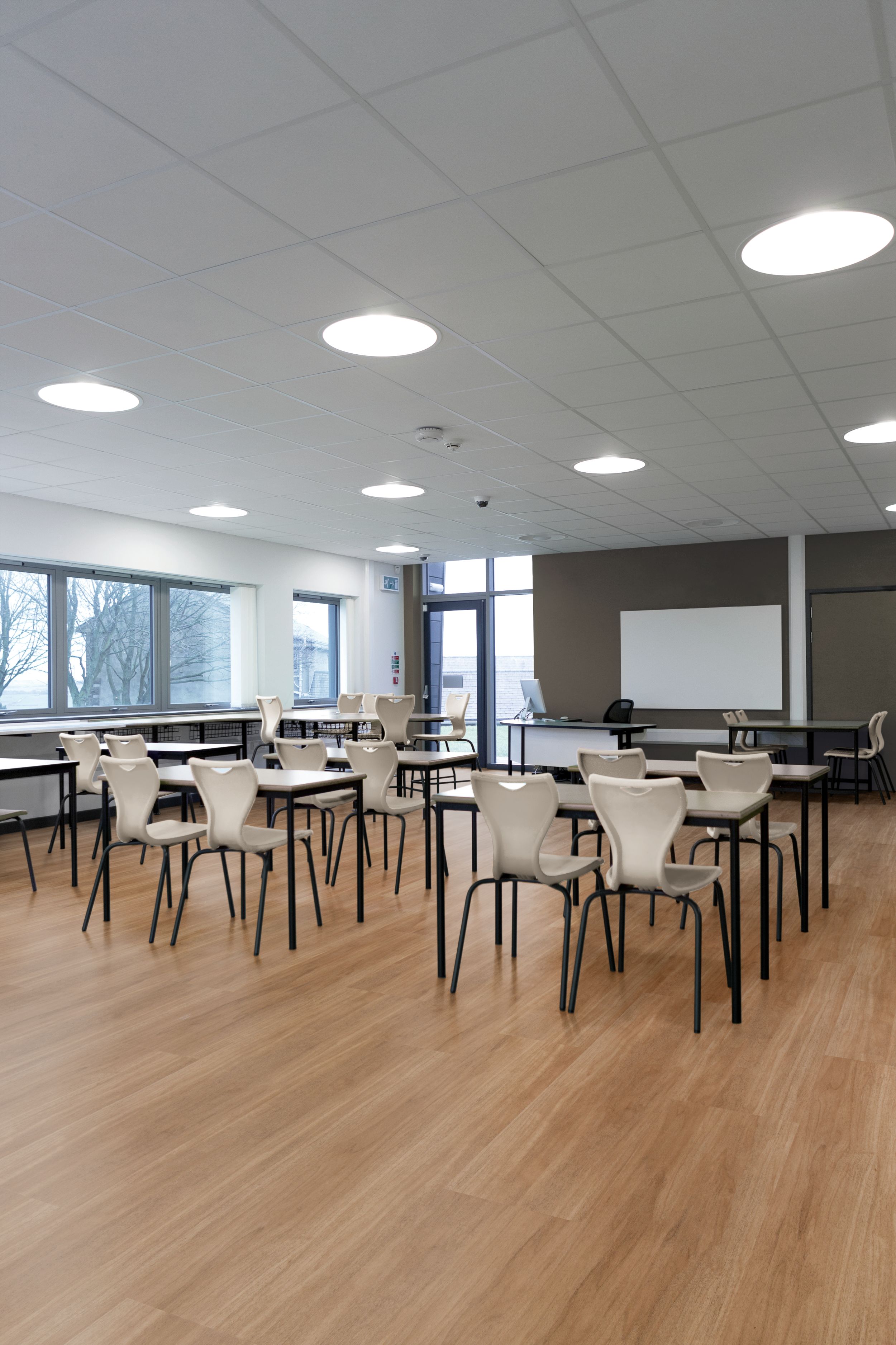 Interface Natural Woodgrains LVT meeting room with tables, chairs and white board numéro d’image 2